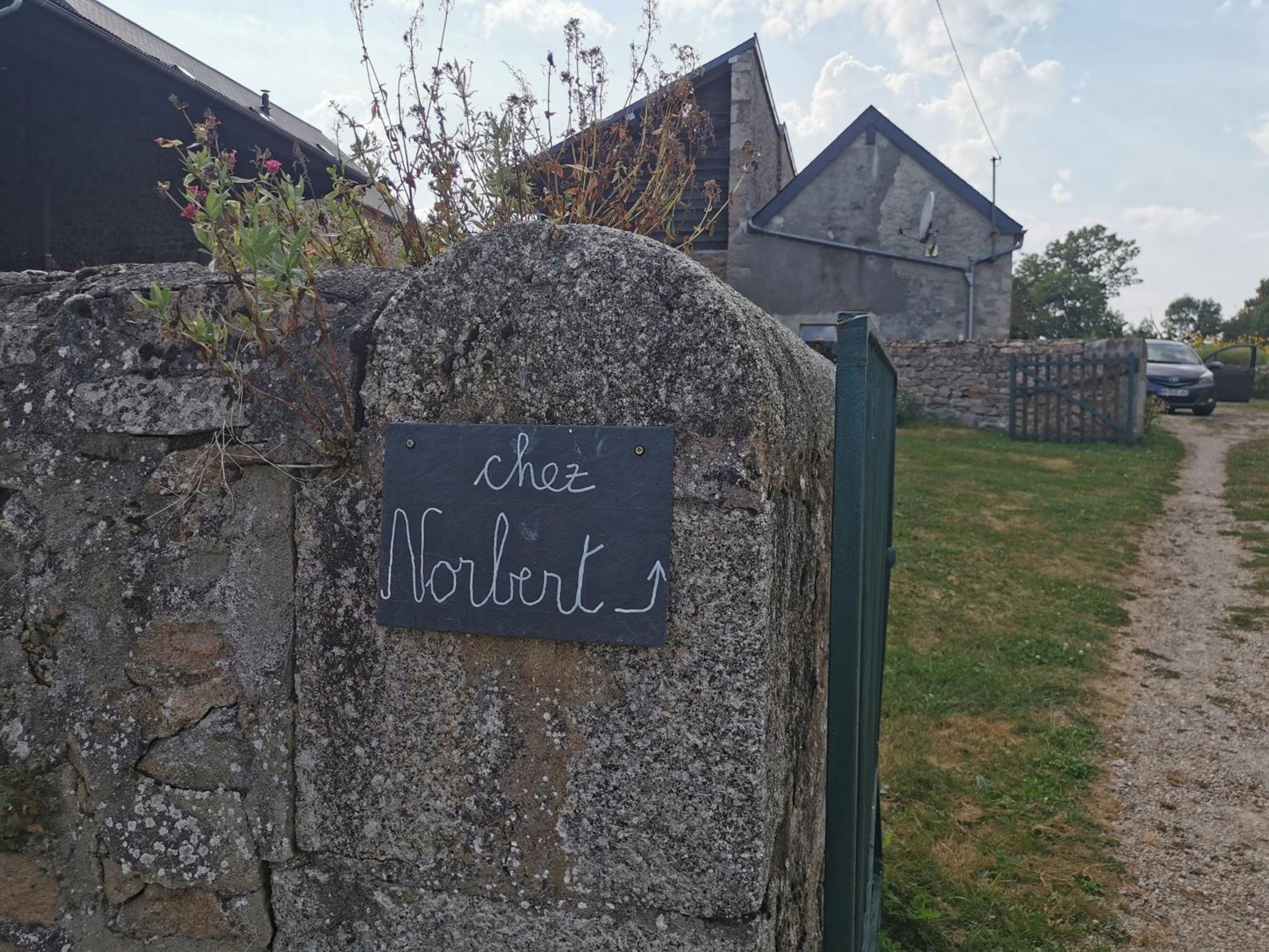 Chez Norbert Villa Quarre-les-Tombes Bagian luar foto